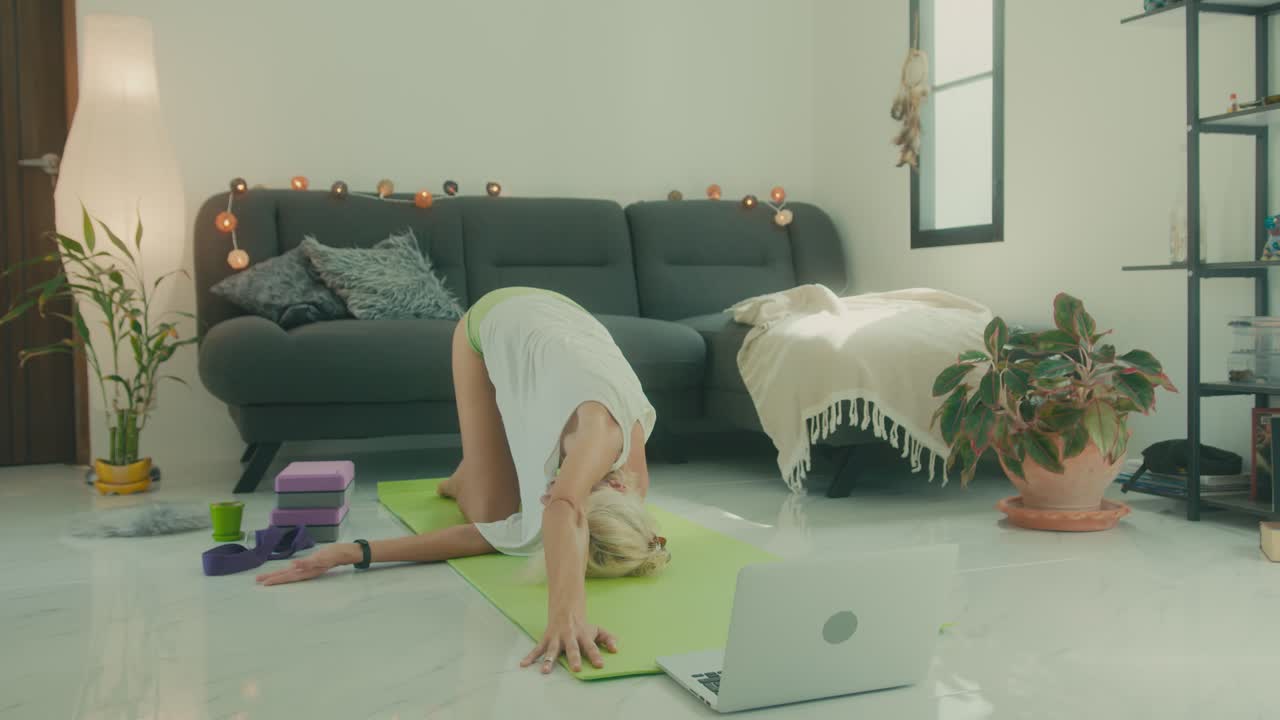 mujer practicando yoga en casa