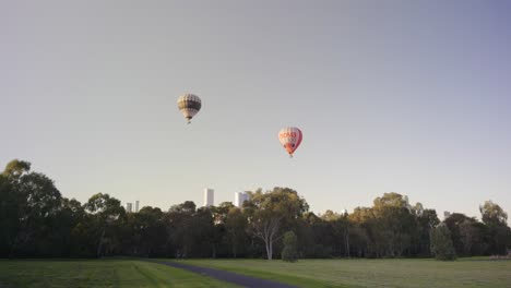 Globos-Aerostáticos-Volando-Sobre-Un-Parque-De-La-Ciudad.