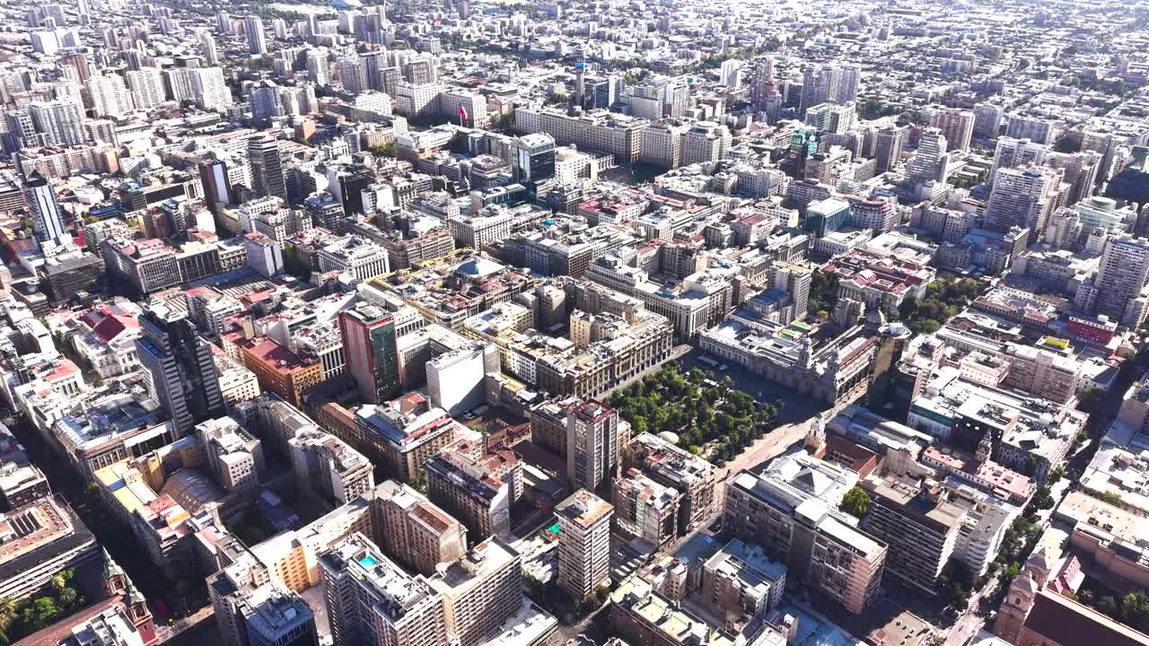 Jævn droneflyvning over Santiago centrum, der afslører tagtoppe, byblokke og tæt bebyggelse til nyheds- og kommercielle etableringsbilleder. Chile, 4K