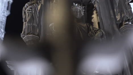 estatua de un hombre sentado con una corona, sosteniendo un cuenco en la noche, praga, república checa