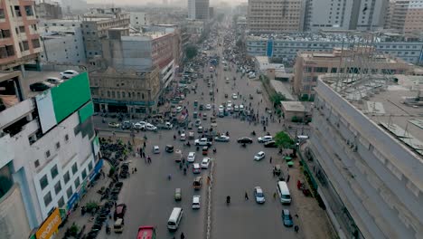 avión volando a lo largo de la carretera ma jinnah en karachi ocupado con el tráfico