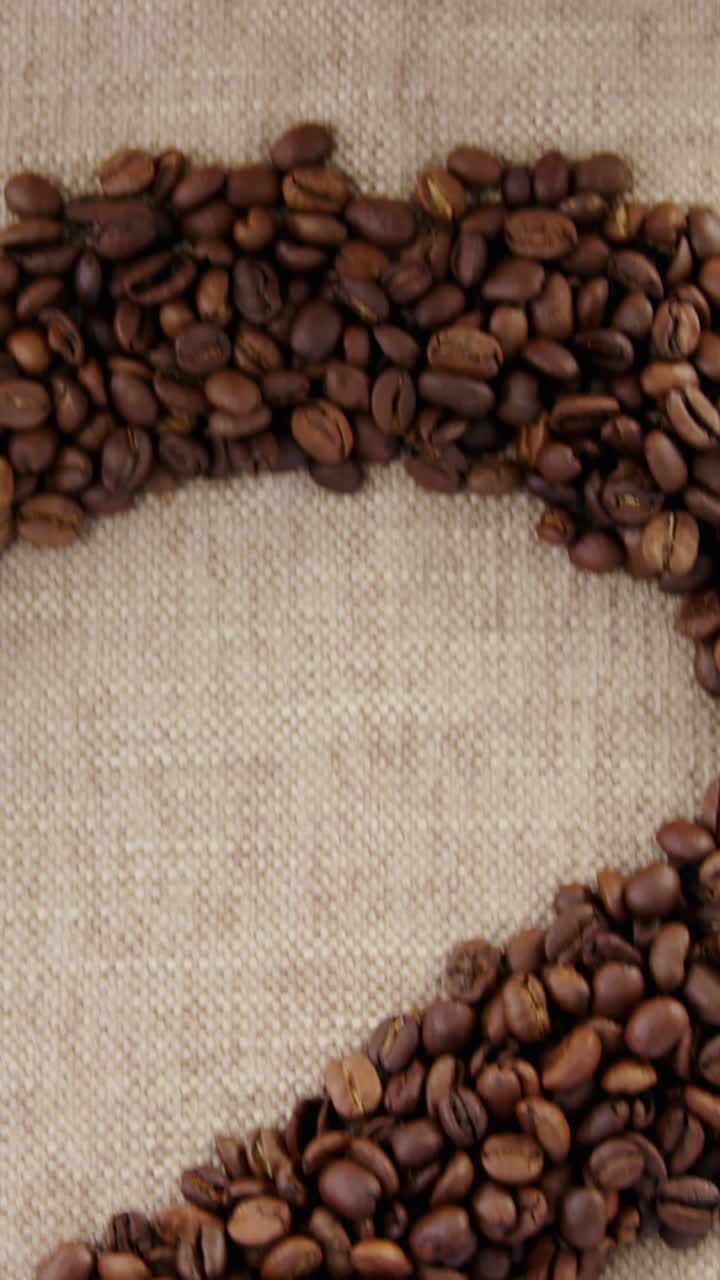 taza desechable y punto de interrogación de café con granos de café