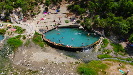 Vista-De-Drones-Aguas-Termales-De-Banjat-E-Benjës,-Uno-De-Los-Lugares-Más-Fotogénicos-Del-Sur-De-Albania