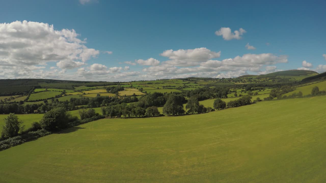 volando lentamente sobre los hermosos campos verdes ondulantes de irlanda-3