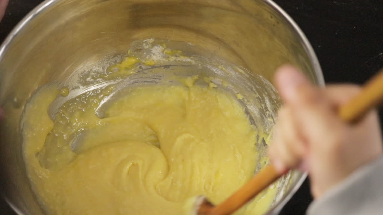 niños haciendo un pastel en casa, enfoque suave de primer plano, cámara lenta