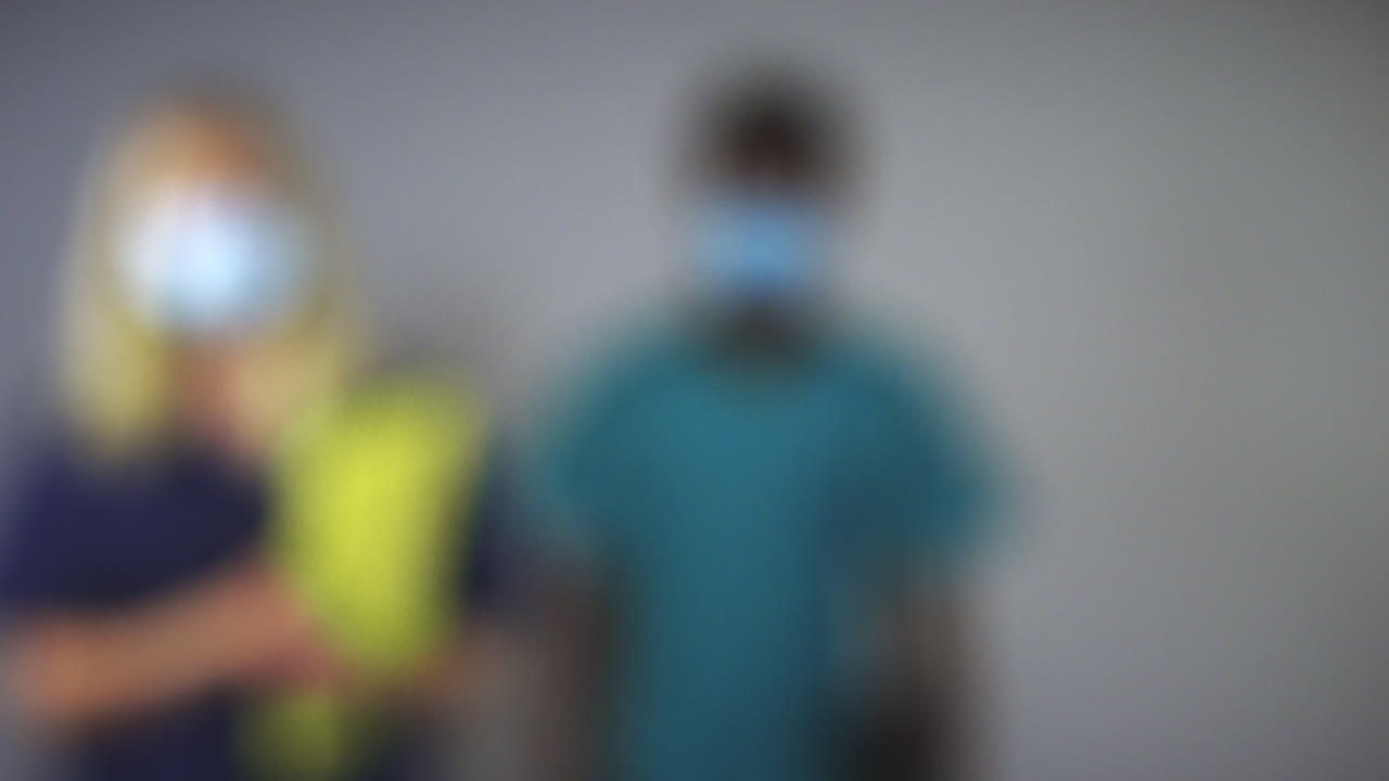 흐릿한 카메라를 향해 걸어가는 의사들