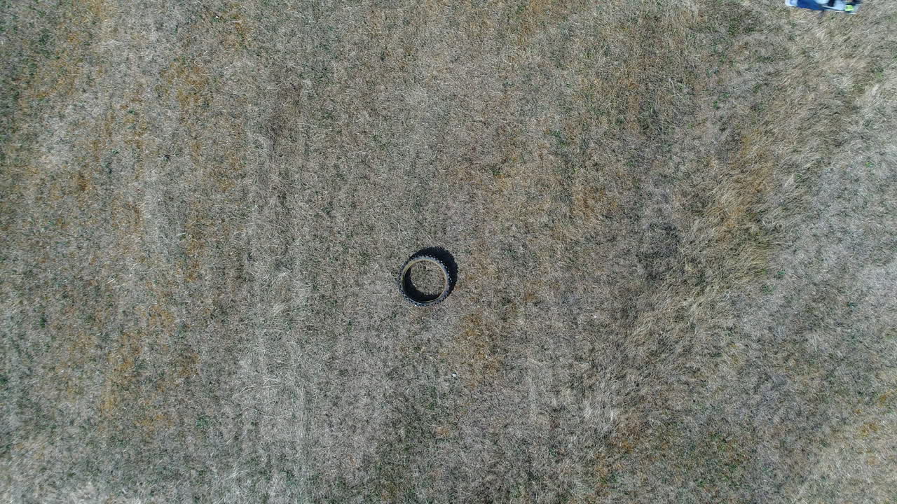 공중에서 오프로드 오토바이를 타고 있는 아이들의 수직 드론 시각.