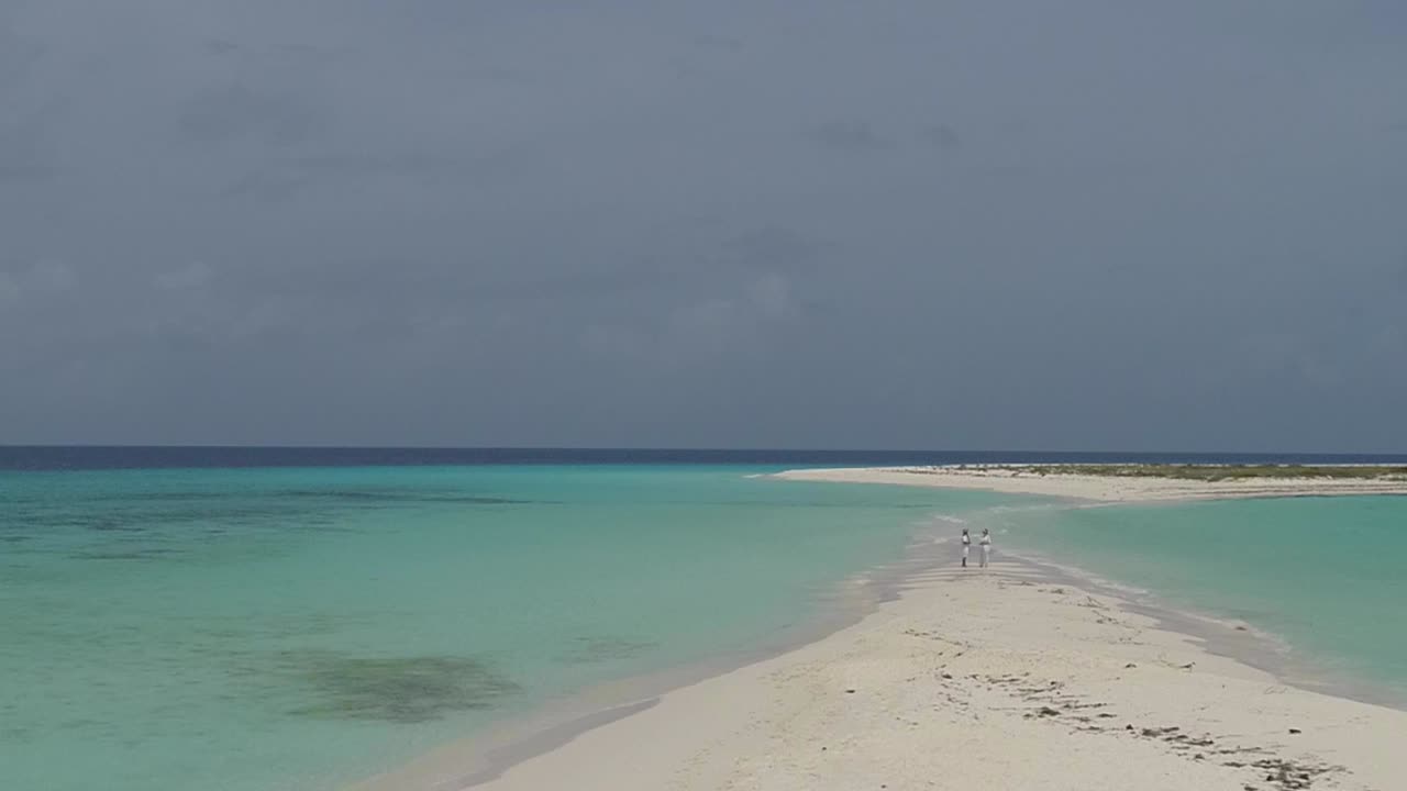 Betagende dronebillede, der fanger roen og den enorme størrelse af en fjerntliggende sandbanke, perfekt til rejser og en luksuriøs livsstil. Cayo de Agua Los Roques