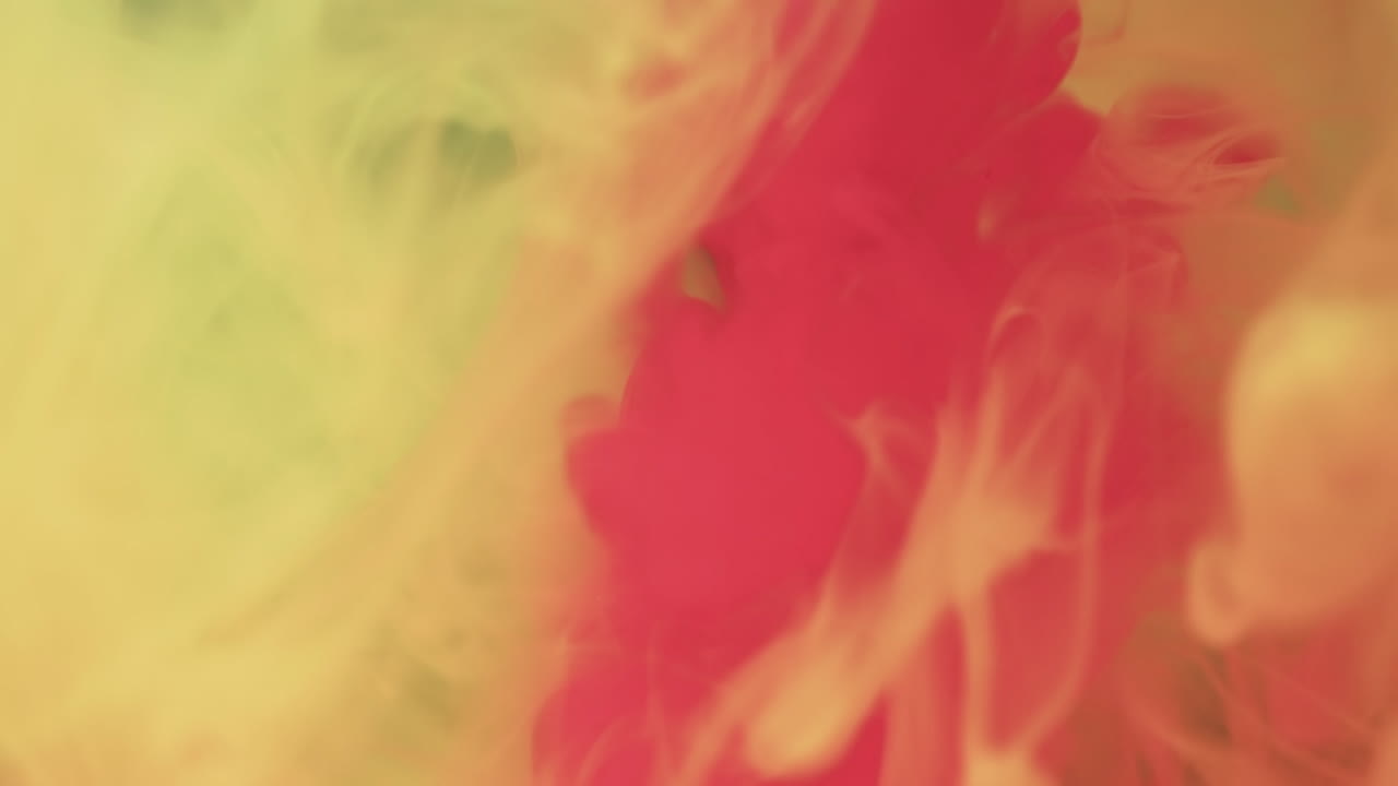 video de primer plano de tinta amarilla y roja en el agua con espacio de copia