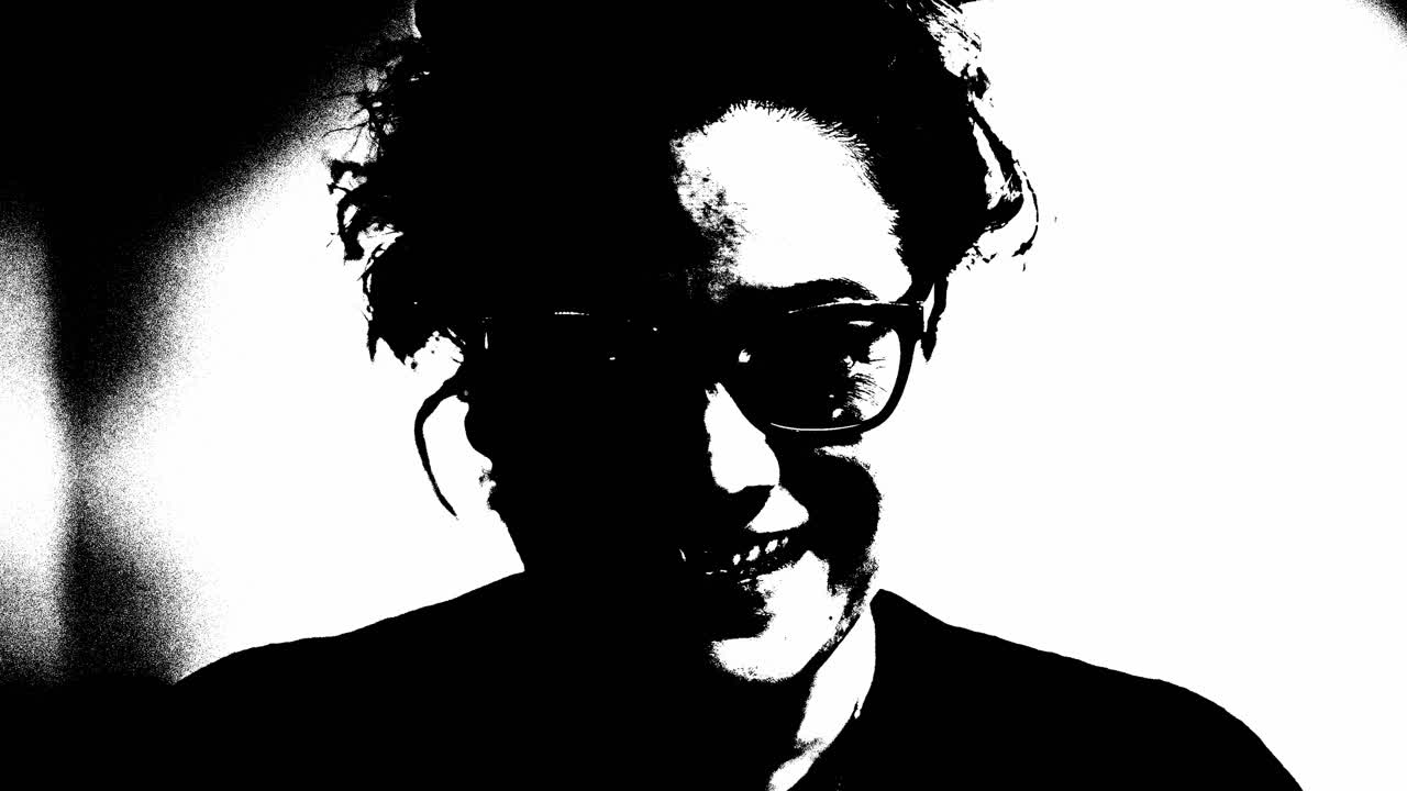 mujer riendo y hablando en blanco y negro