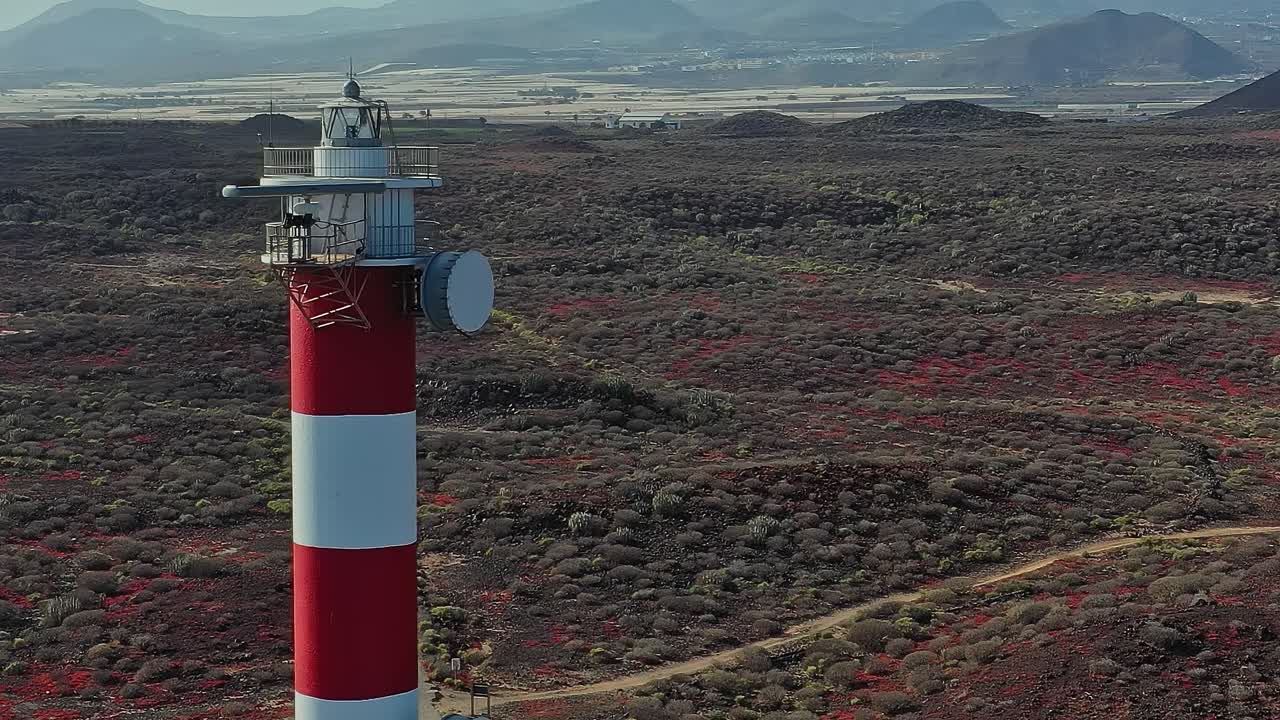 Fyrtårn står højt på Tenerife med bjerglandskab i baggrunden