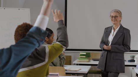 escena del aula con el maestro y los estudiantes