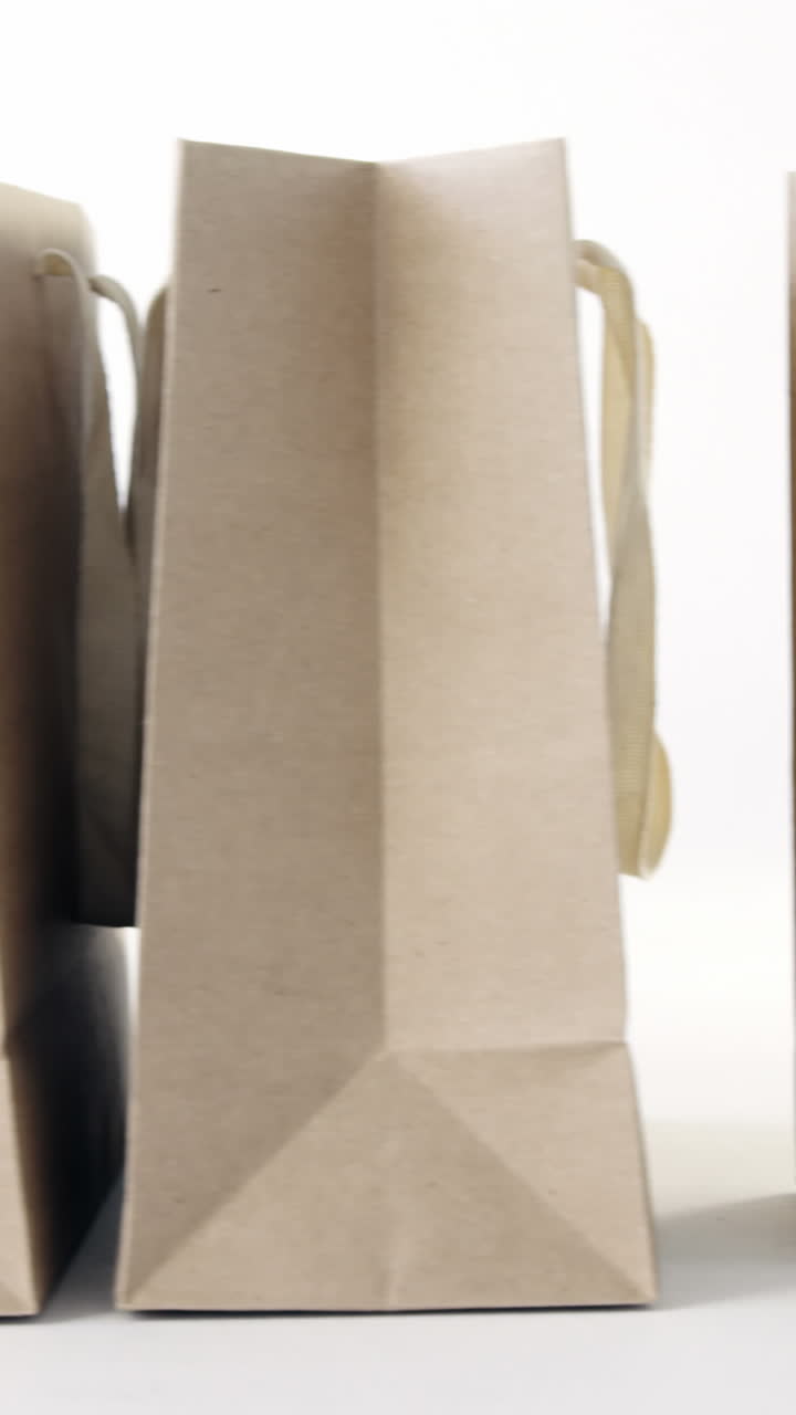 bolsas de compras marrones sobre fondo blanco