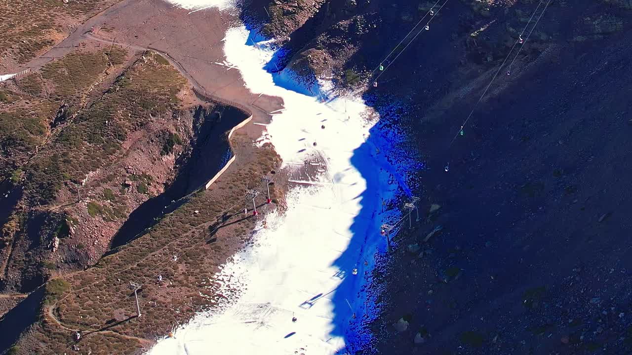 Talvella hiihtämässä lumipeitteisillä rinteillä Granadassa, Espanjassa