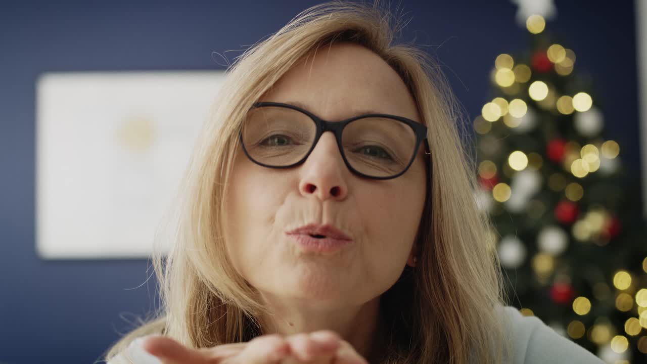 video de una mujer mayor saludando y enviando besos