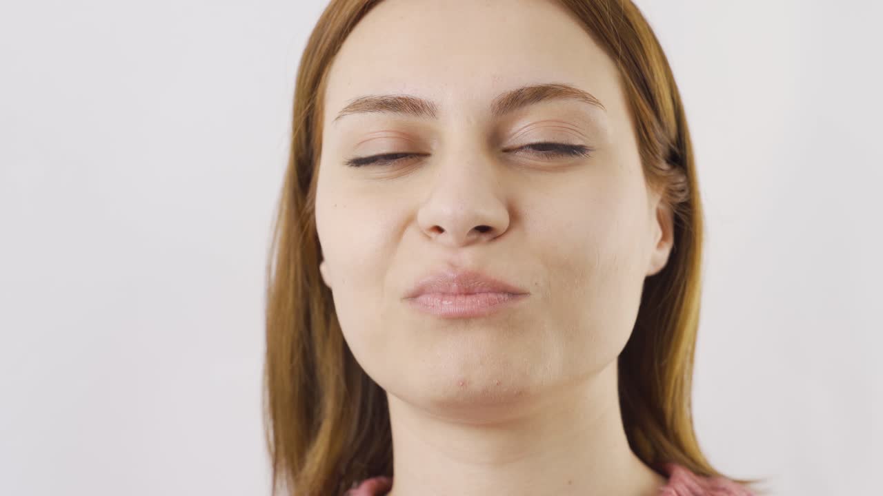 retrato en primer plano de una mujer masticando chicle.