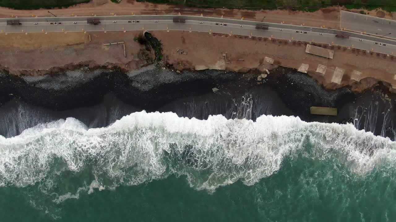 toma cenital de las olas golpeando la playa en miraflores lima peru, fondo