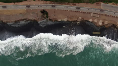 秘魯米拉弗洛雷斯 (miraflores lima) 的海浪撞擊海灘的中央圖片,背景