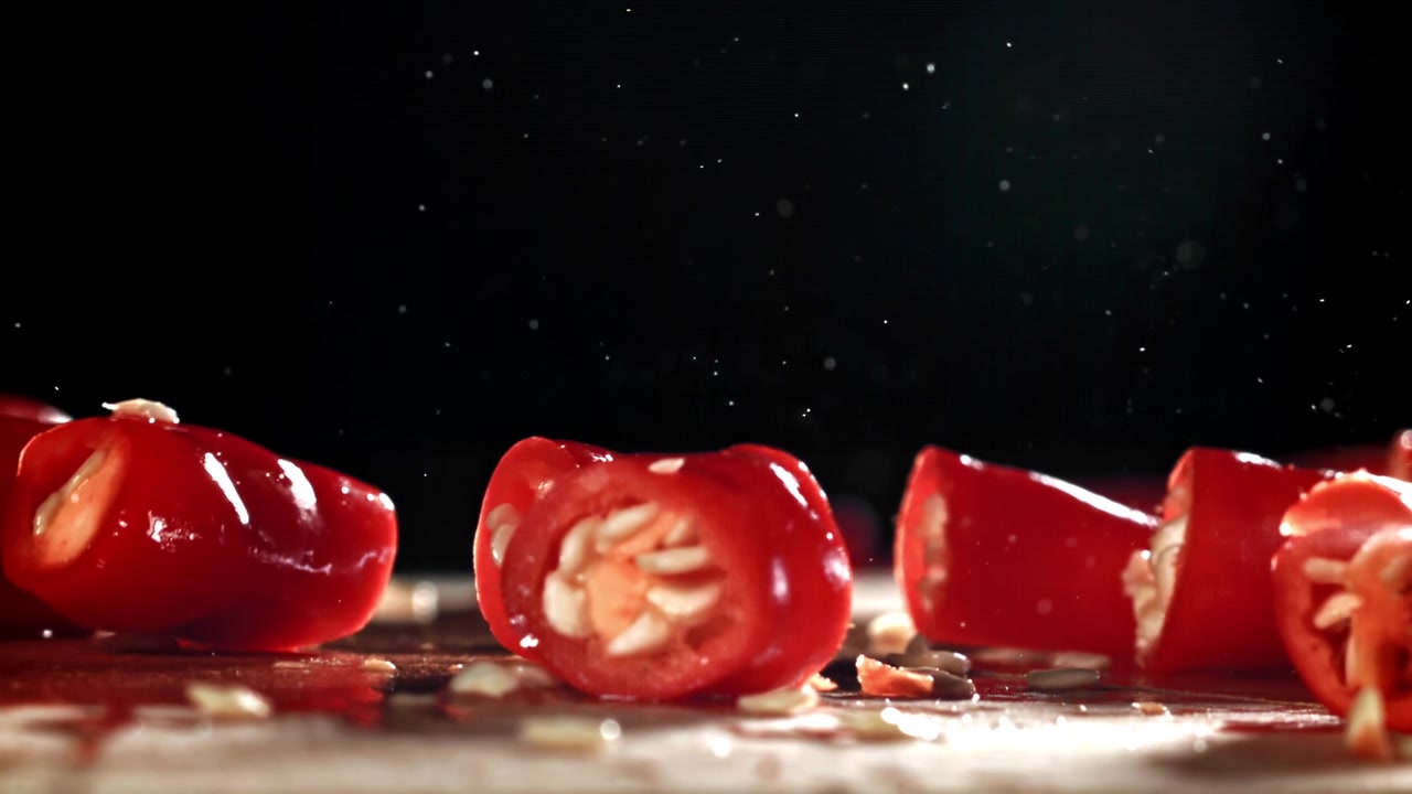 Zpomalené krájení čerstvých červených chilli papriček