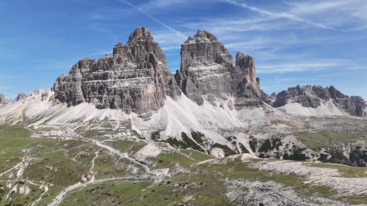 Mozzafiato filmato drone in 4K che rivela le famose cime aspre e la vasta natura selvaggia delle Tre Cime di Lavaredo nel cuore delle Dolomiti, Italia settentrionale