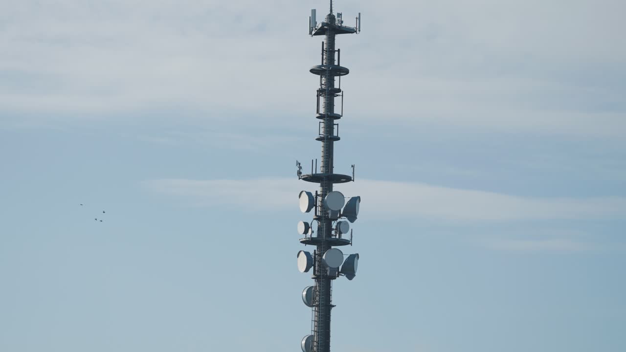 푸른 하늘을 배경으로 5g 안테나 타워