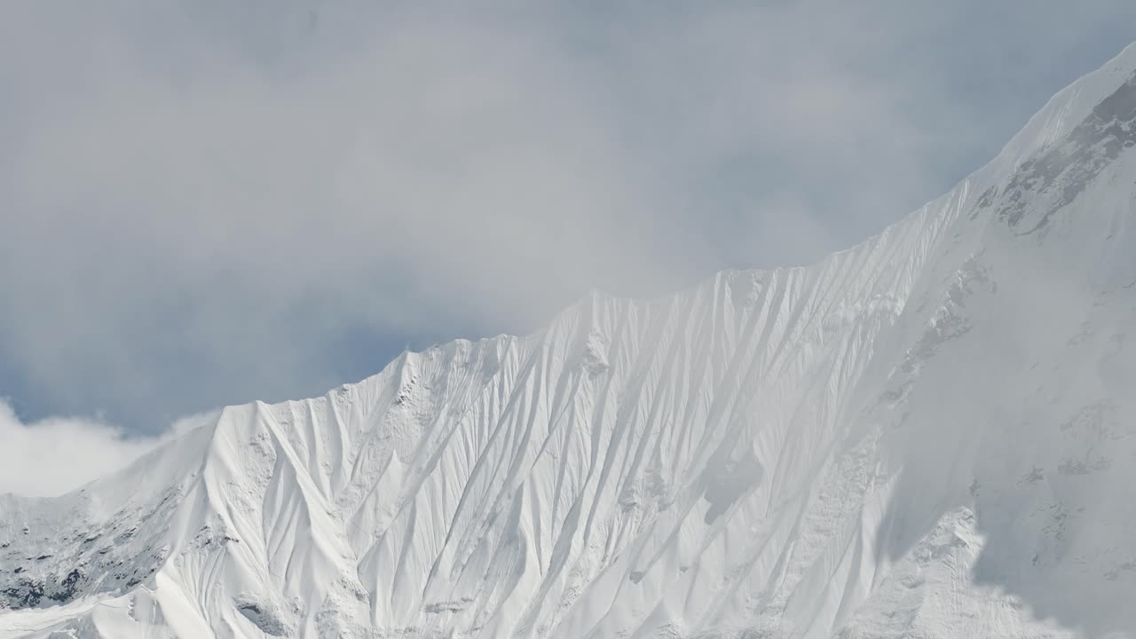 снежный зимний горный хребет фон с пространством для копирования текста, покрытые снегом зимние горы, окутанные туманом и облаками в минимальном белом снежном горном пейзаже фон с copyspace