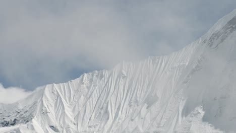 텍스트를 복사 할 수있는 공간과 함께 눈 인 겨울 산맥 배경, 안개와 구름으로 인 눈이 은 겨울 산봉우리 배경, 복사 공간과 함께 최소한의 색 눈 은 산 풍경 배경