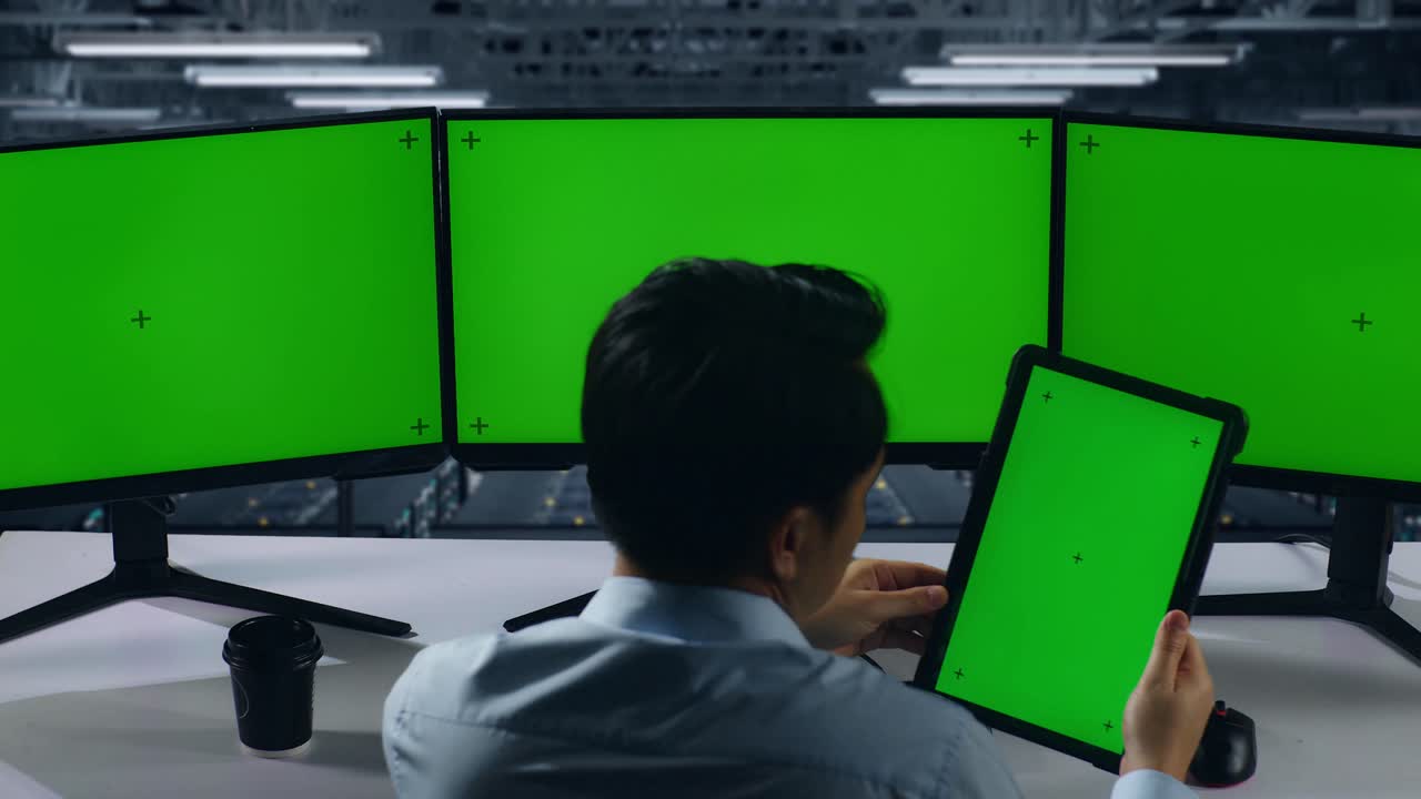 녹색 화면 모니터와 태블릿을 가진 서버 의 기술자