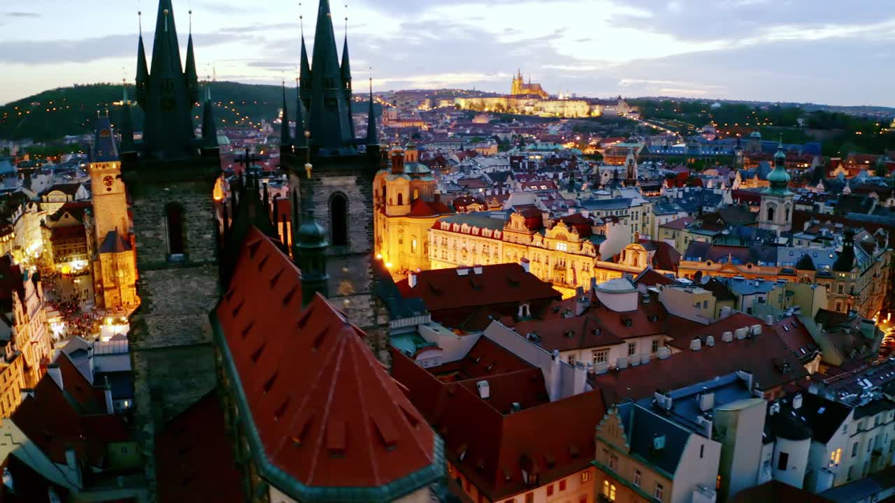 vista aérea del mercado de pascua en praga al crepúsculo
