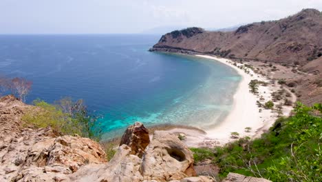 Impresionante-Océano-Azul-Turquesa-Y-Arena-Blanca-En-Dili,-Timor-leste,-Sudeste-De-Asia