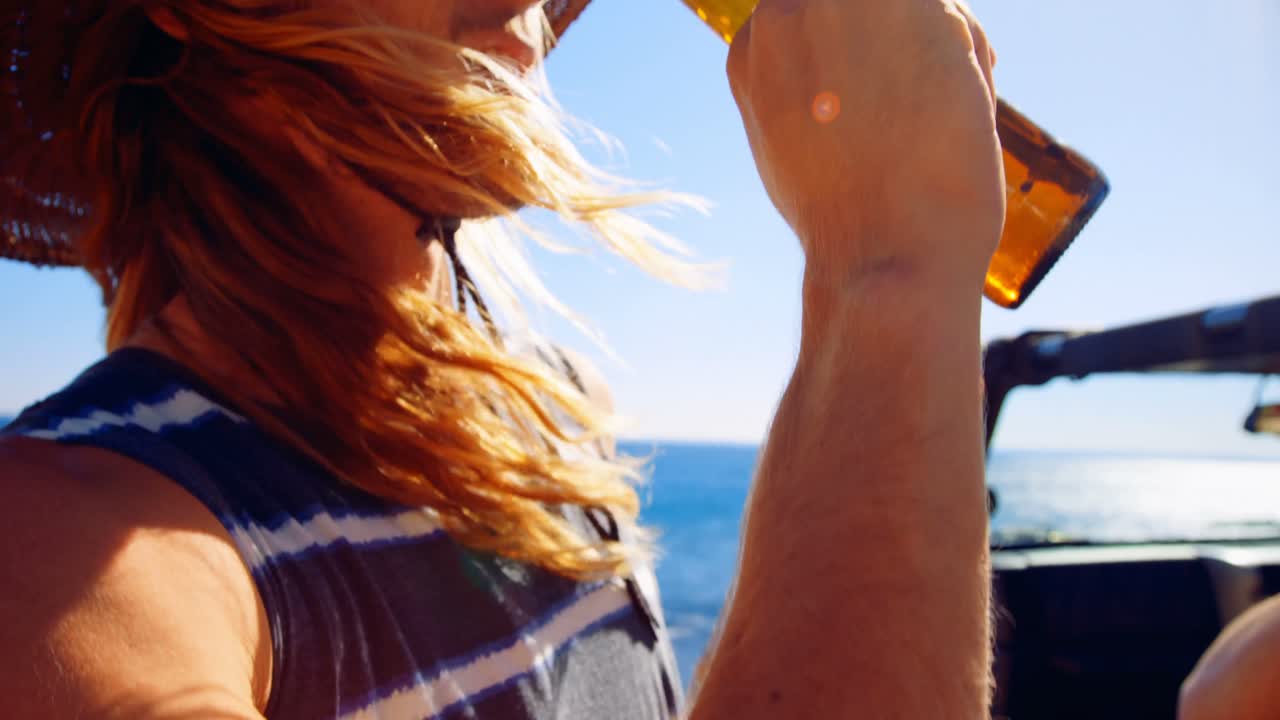 해변에서 맥주를 마시는 남자 4k