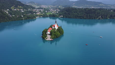 Vista-Aérea:-Oasis-Tranquilo-En-Un-Día-Soleado-En-El-Lago-Bledin-Eslovenia