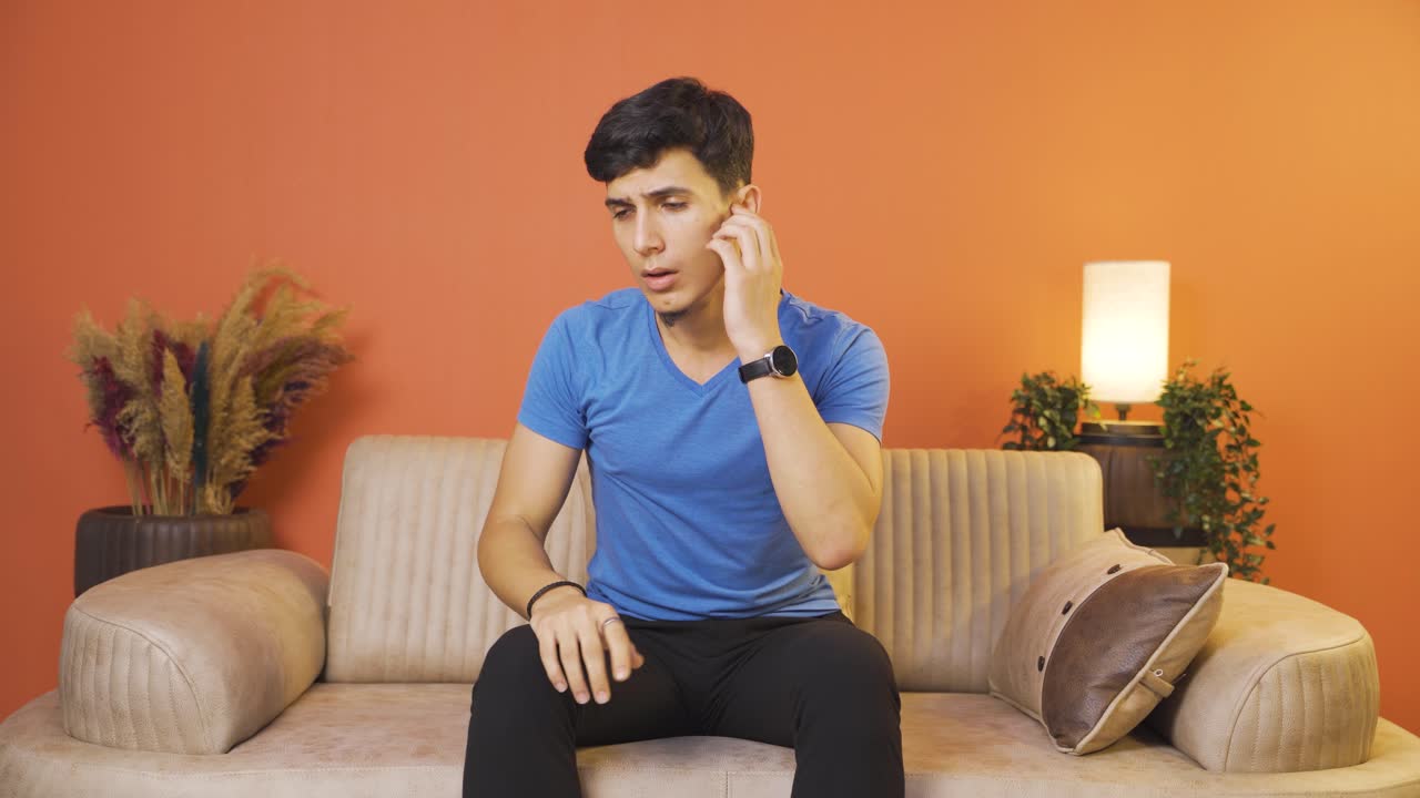 귀가 가려지는 남자.