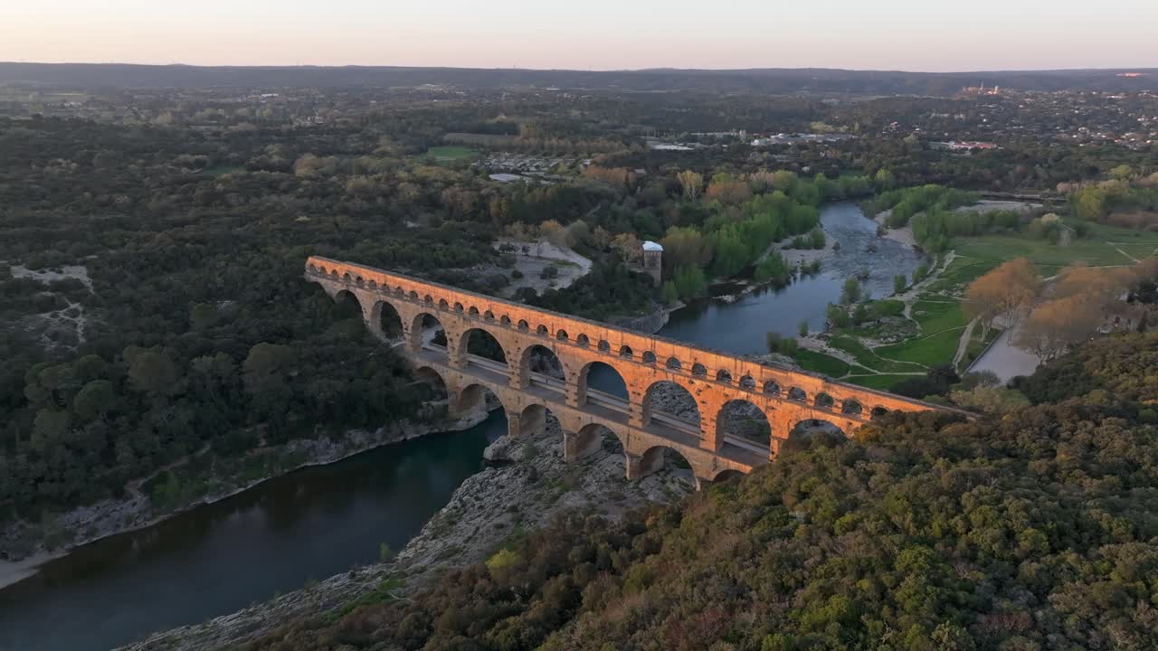 Vista aérea do aqueduto romano Pont du Gard brilhando ao pôr do sol na França