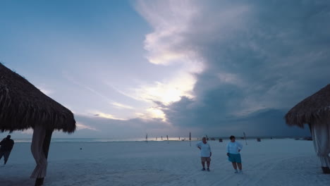 An-Einem-Wunderschönen-Frühlingsnachmittag-Geht-Die-Sonne-Unter,-Während-Reisende-Den-Strand-Genießen