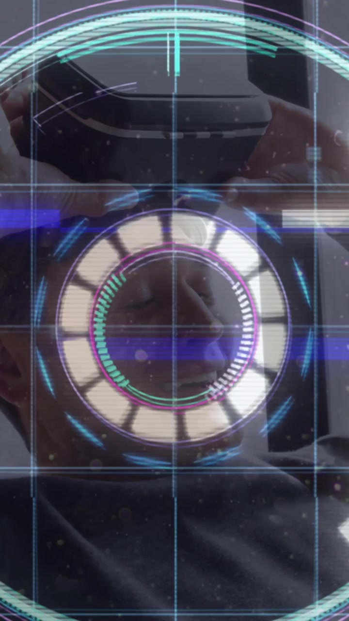 Scie luminose su scanner a raggio neon su sfondo di uomo anziano caucasico che si toglie il visore VR in ufficio