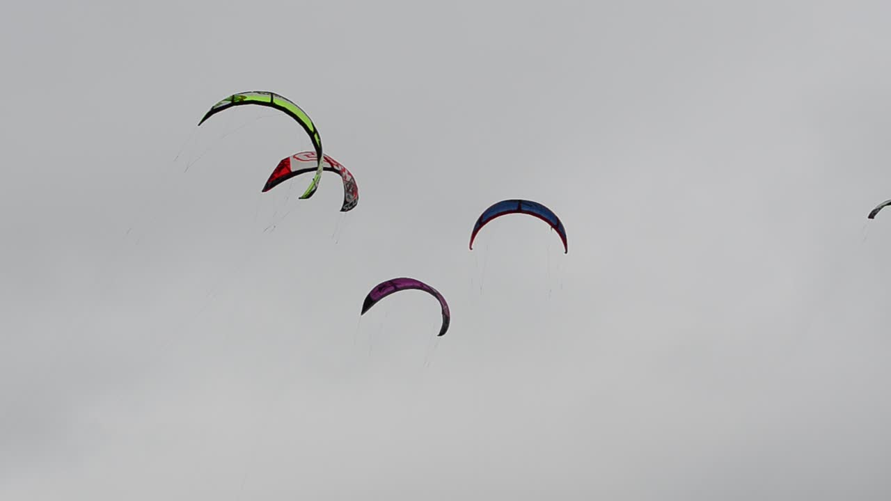Le mouvement des voiles dans le ciel. Voiles contre le ciel