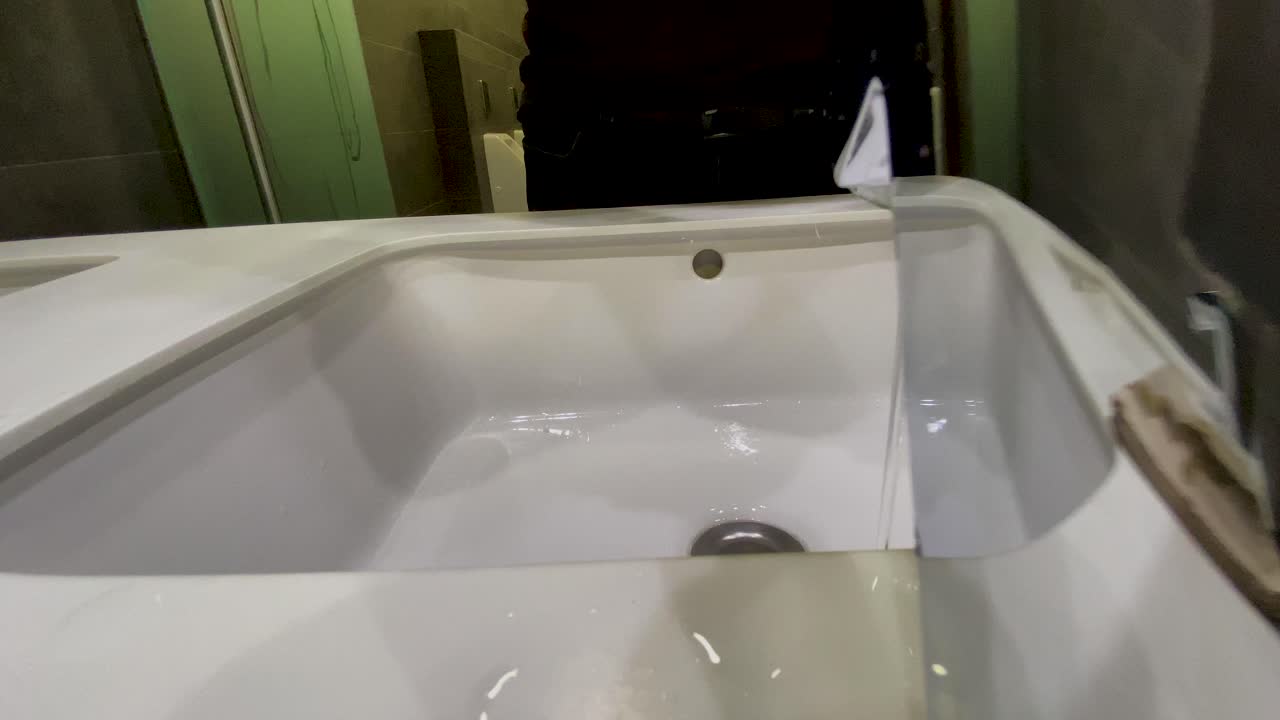 manos mojadas temblando para secar el agua después de lavarse en el fregadero