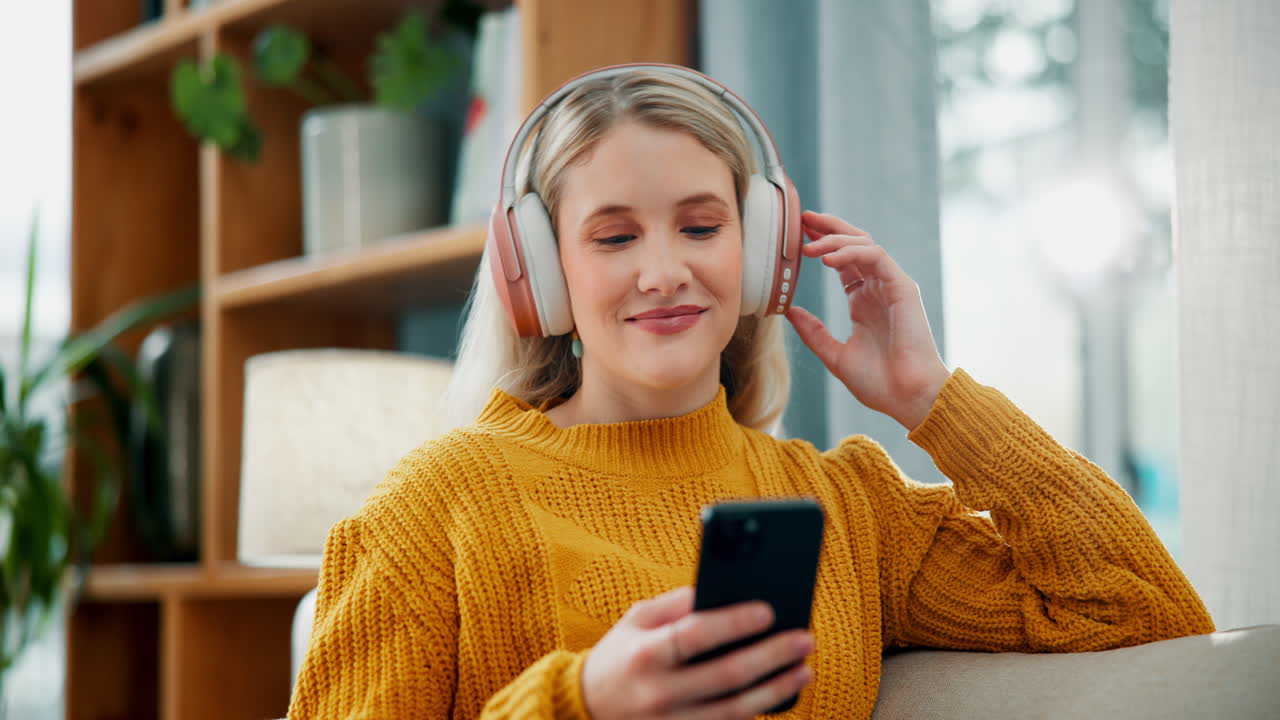 mujer escuchando música con auriculares