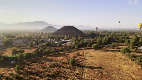 Drohnenaufnahmen-über-Pyramide-Mit-Heißluftballon-Auf-Dem-Rücken-Am-Morgen