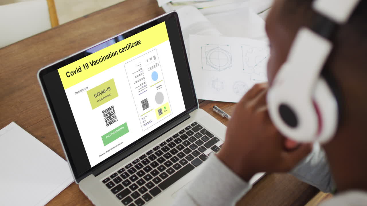 mujer con auriculares en el escritorio, certificado de vacunación contra la covid con código qr en la pantalla del portátil