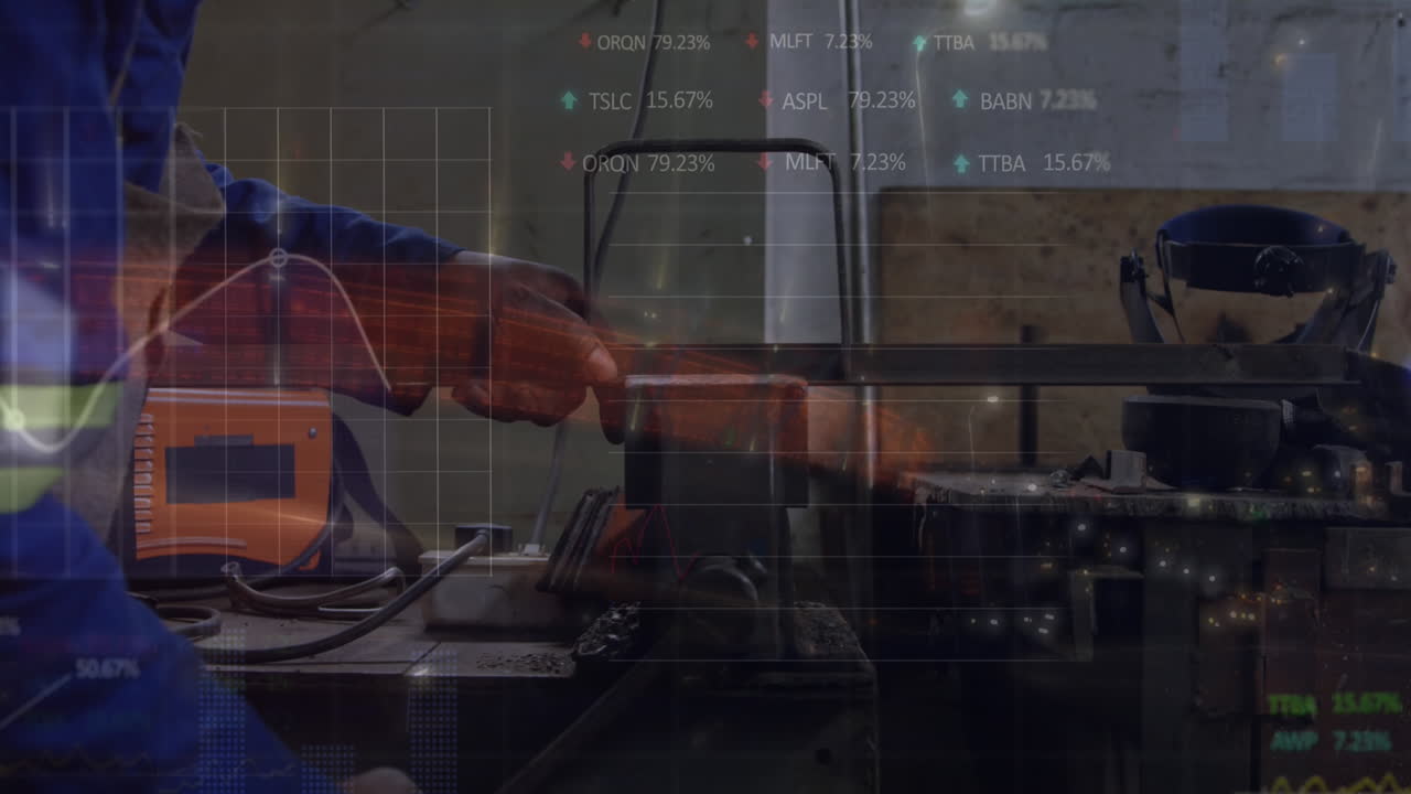 animación del procesamiento de datos financieros y estadísticas sobre el hombre caucásico que trabaja en la fábrica