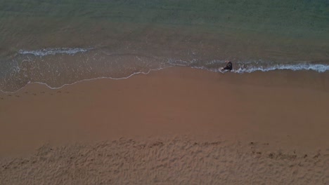 Plätschernde-Wellen-Am-Strand-Von-Pregonda-Im-Norden-Von-Menorca,-Spanien