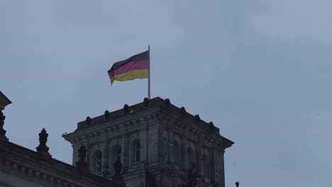 bandera alemana en la parte superior del edificio