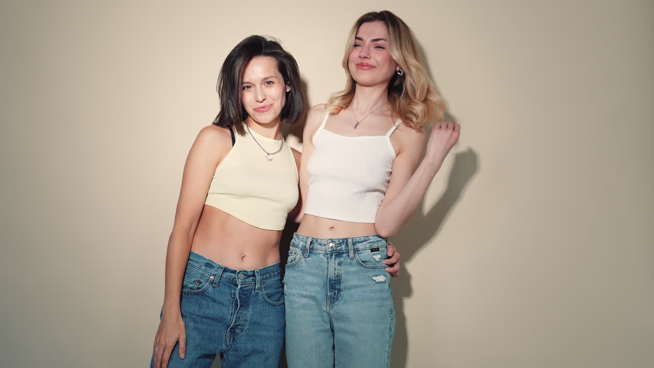 두 명의 행복한 여성이 포즈를 취하고 있습니다.