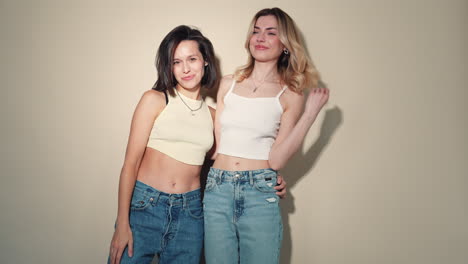 dos mujeres felices posando