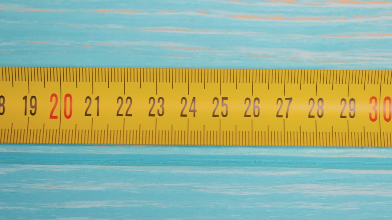 움직이는 측정 테이프의 롤 매크로