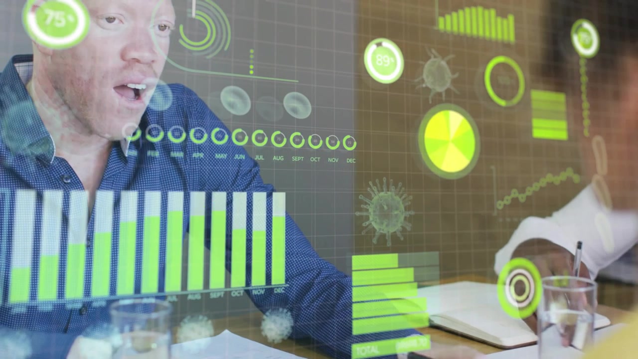 To mænd læner sig over og analyserer diagrammer, hånd tapper og aktiverer grønne HUD-grafer til forretningsbrug