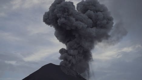 l'eruzione del vulcano sputa nuvole di fumo e pietre