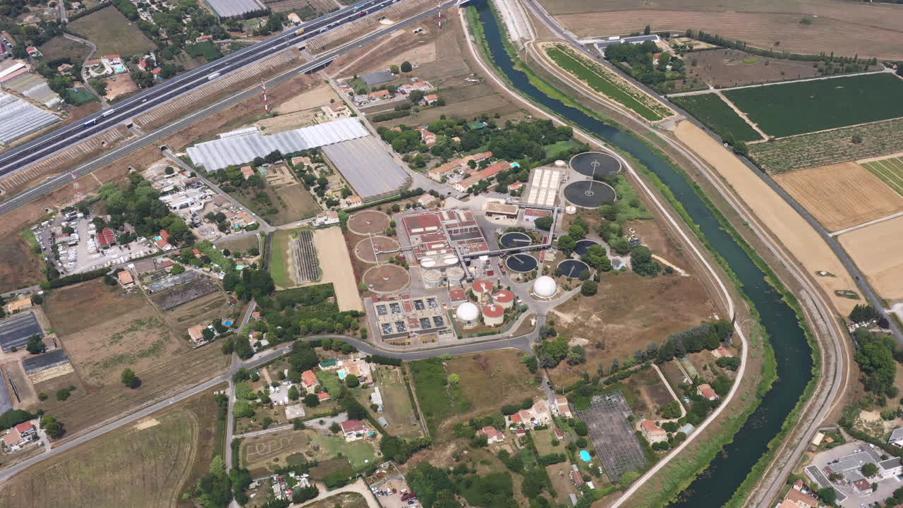 planta de tratamiento de aguas residuales de montpellier (wwtp) a lo largo del río léz, francia, vista aérea